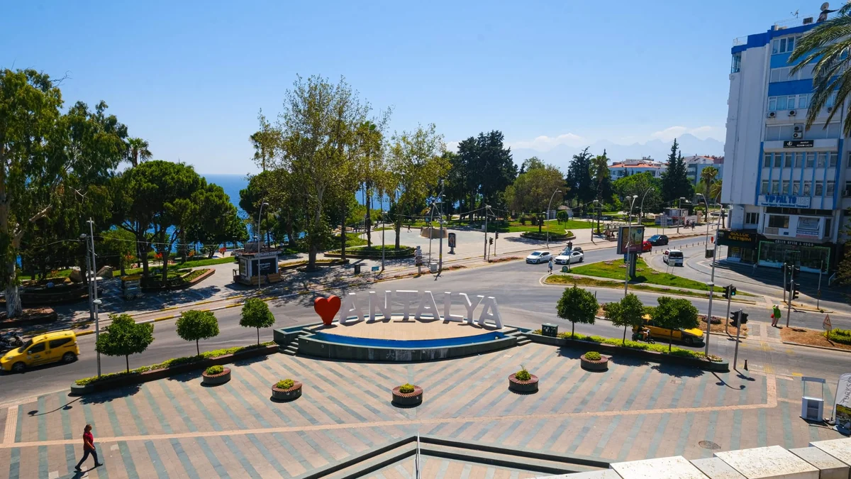 Antalya saç ekimi ziyareti için şehrin merkezinden deniz manzarası